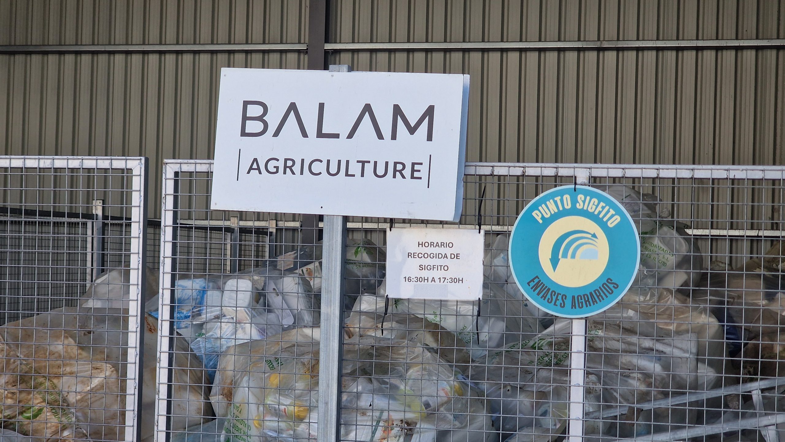 Imagen del punto de recogida SIGFITO en la sede central de BALAM Agriculture en Villafranca de Córdoba